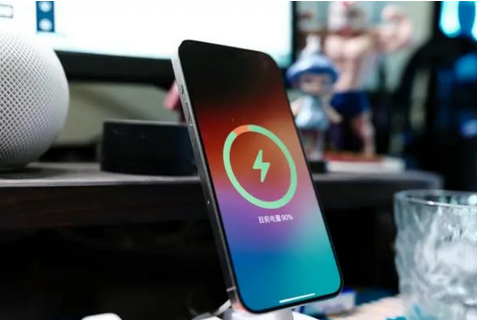 宕昌苹果15换屏服务分享用什么充电器给iPhone15充电更好 